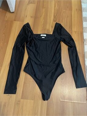 Aritzia x Babaton - Black Long Sleeve Square Neck Bodysuit contour